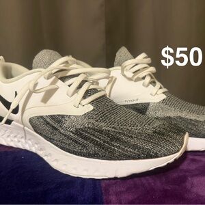 Men’s Nike Flyknit White $ Black Sneakers.